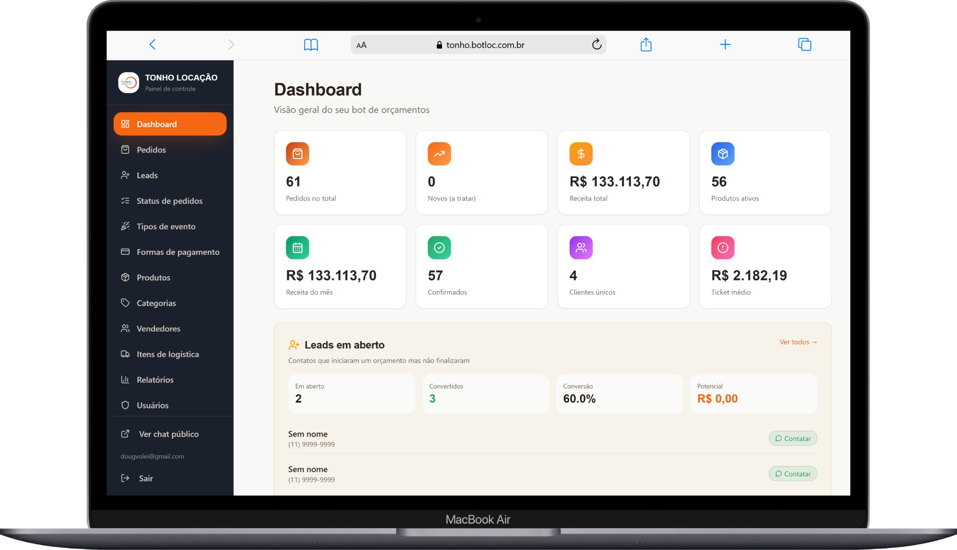 Dashboard da plataforma no MacBook
